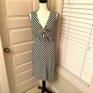 Peter Nygard|| Sexy black/white sleeveless striped v-neck dress- calf length.